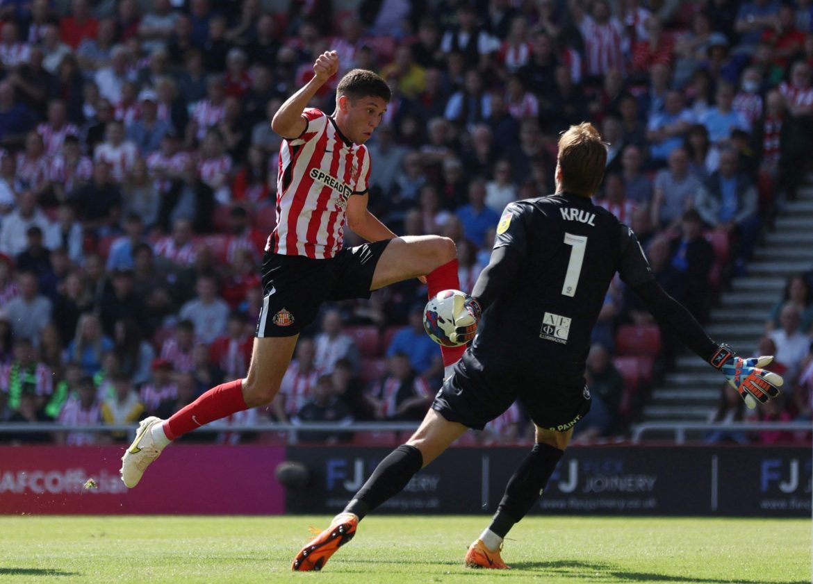 Sunderland in contract talks with Stewart